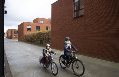 fietsers tussen woongebouwen